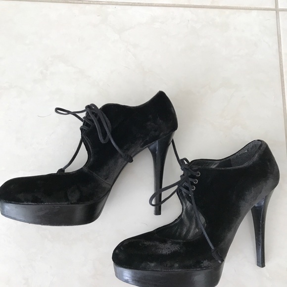 Gorgeous Black velvet Stuart Weitzman heels. - Picture 2 of 7